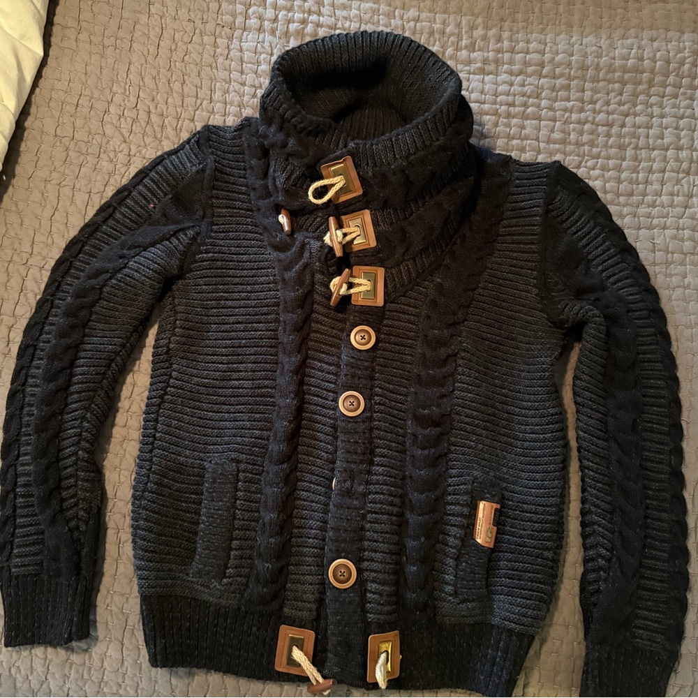 Men hand woven cardigan with wooden and leather buttons